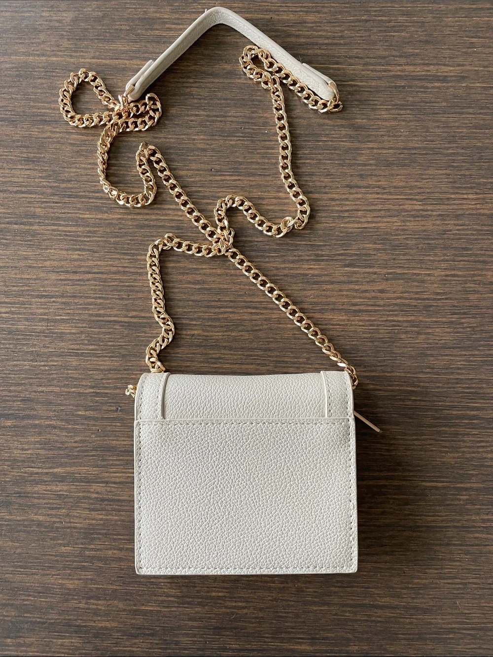 ANNE KLEIN WHITE PEBBLED CROSSBODY WALLET ON A CHAIN with Gold Hardware